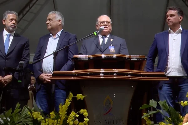 Arthur Lira, Alfredo Gaspar e Flávio Bolsonaro durante culto, em Alagoas