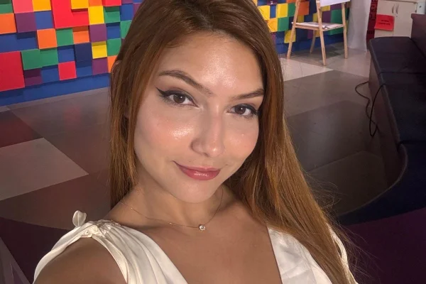 Brida Nunes posa de look branco nos bastidores da RedeTV! - Metrópoles