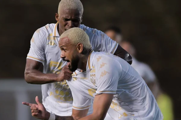 Foto colorida do time do Grêmio Prudente - Metrópoles