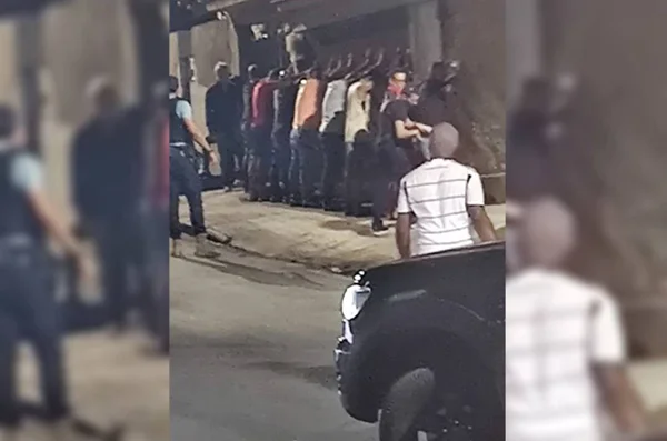 Homens encostados na parede