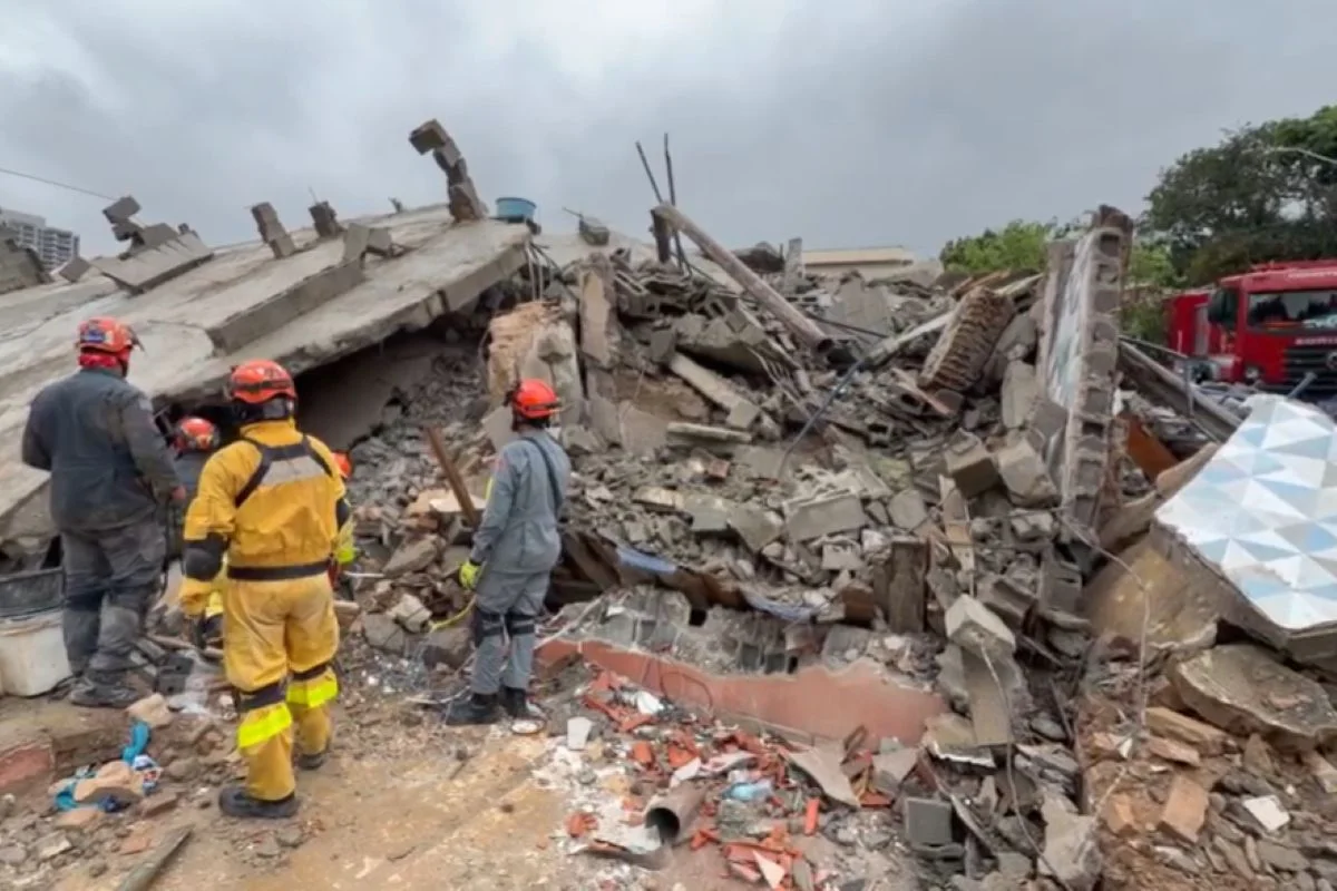 Bombeiros resgataram 8 vítimas de desabamento, 2 delas com vida Bombeiros resgataram 8 vítimas de desabamento, 2 delas com vida