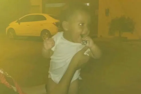 Imagem colorida de bebê de 11 meses morto a tiros. A criança foi identificada como José Anthony Marques Pimenta - Metrópoles