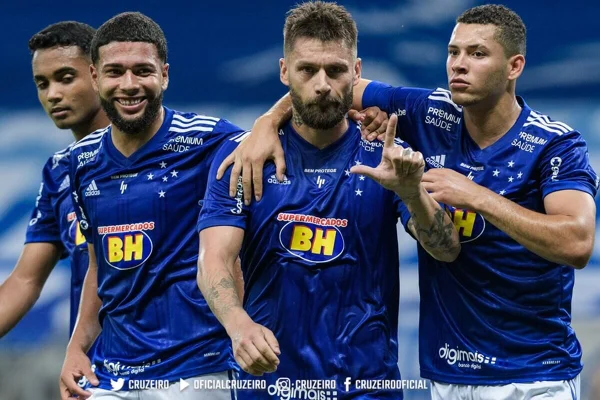 Sobis marca do meio-campo, Cruzeiro goleia Brasil-RS e encerra jejum