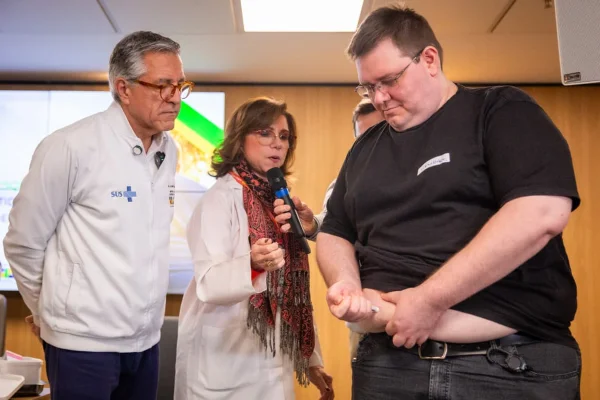 Imagem mostr ahomem aplicando semaglutida, enquanto duas pessoas, inclusive o ministro da Saúde, observam - Metrópoles