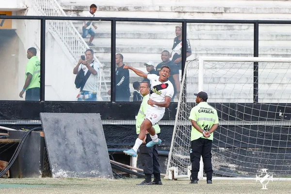 Vasco bate Resende, fica em 3º e encara Flamengo nas semis do Carioca