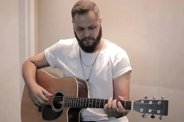 homem tocando violão