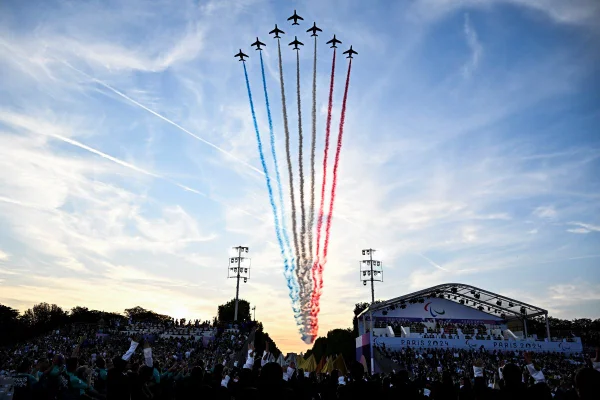 Show de cores no céu de Paris dá início às Paralimpíadas 2024