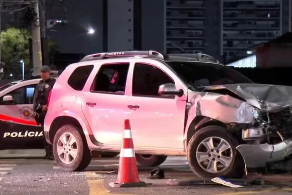 Roubo a farmácia acaba com perseguição, batida de carros e prisão