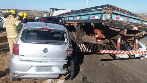 Engavetamento entre diversos veículos assusta motoristas na BR-020