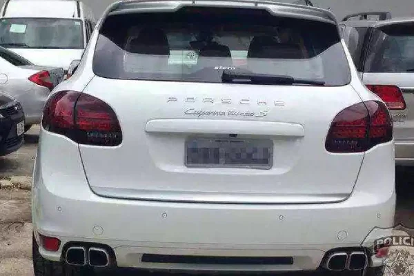 Imagem mostra traseira do Porsche Cayenne de Eike Batista, dirigido pelo ex-juiz federal Flávio Roberto de Souza