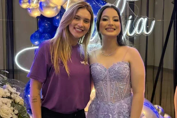 Virginia Fonseca na festa de 15 anos da filha de seu motorista. Imagem colorida mostra duas mulheres, uma com roupa roxa e outra com vestido brilhante em festa de 15 anos - Metrópoles