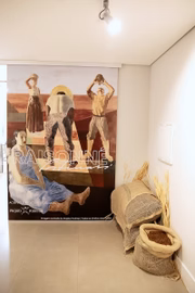O Carrossel Raisonné é uma instalação audiovisual imersiva que exibe, em ordem cronológica e contínua, a obra completa de Candido Portinari