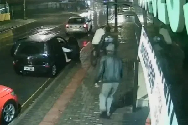 Câmeras flagram jovem sendo perseguido após levar 14 facadas no Paraná