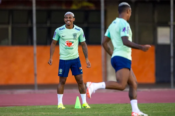 Imagem colorida de Joh Kennedy no treino da Seleção - Metrópoles