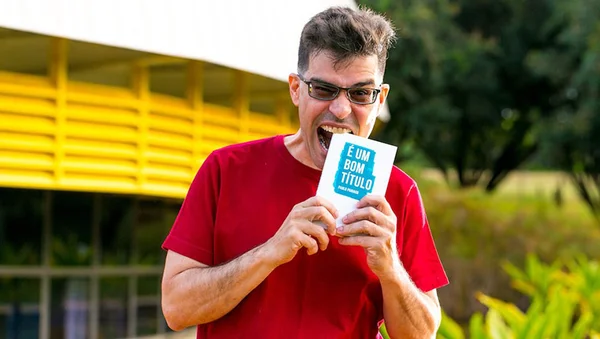 Professor da UnB lança livro com histórias inspiradas em 152 títulos