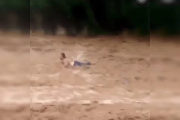 Chuva derruba casas e deixa dois mortos em cidade do Rio de Janeiro