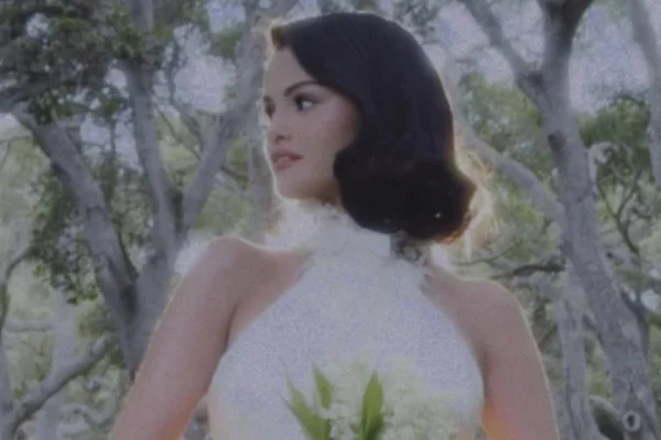 Imagem colorida de Gomez em vestido de noiva