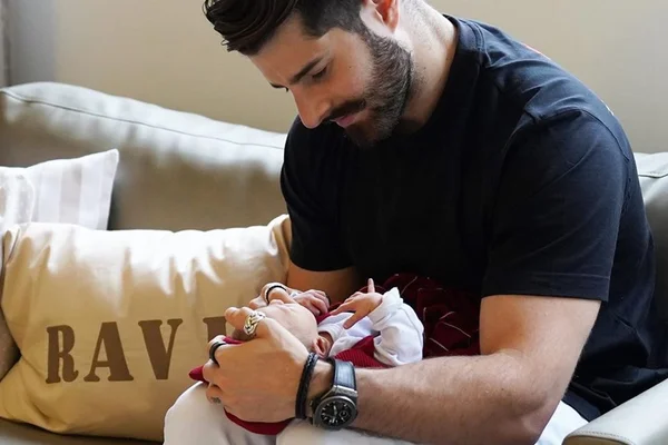 Alok publica vídeo de Romana Novais amamentando Ravi no quarto