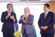 O presidente Luiz Inácio Lula da Silva (PT), ao lado dos presidentes da Câmara, Hugo Motta (Republicanos-PB), e do Senado, Davi Alcolumbre (União-AP)