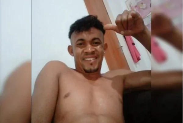 homem sorrindo