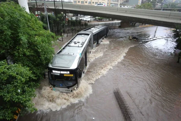 Alagamentos castigam São Paulo pelo segundo dia seguido. Veja fotos