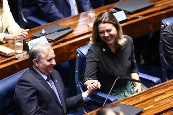 Senadores de mãos dadas