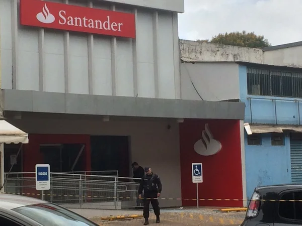 Bandidos explodem caixa eletrônico na 513 Sul