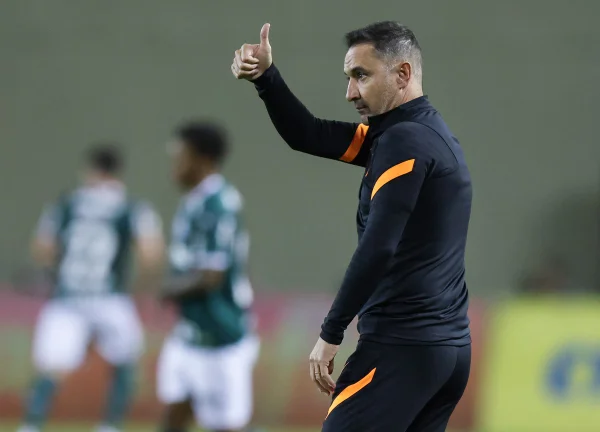 Técnico tira onda: “Você sabe quanto dinheiro eu tenho no banco?”