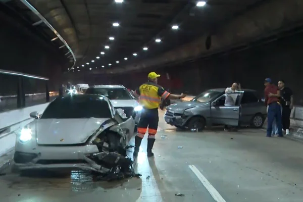 Imagem colorida mostra acidente com Porsche no Túnel Ayrton Senna, em SP. Metrópoles