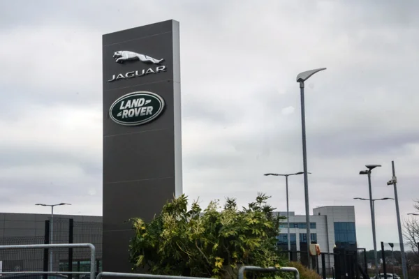 Imagem de concessionária da Jaguar Land Rover - Metrópoles