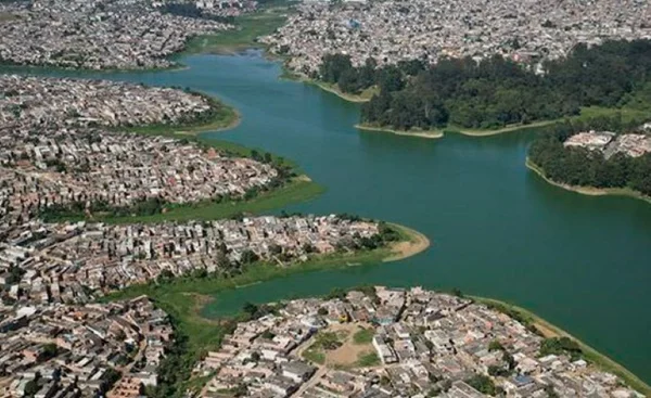 foto colorida de habitações no entorno da Represa Billings, em São Paulo