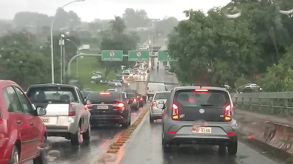 Poste cai após batida e trânsito em ponte do Lago Sul é interrompido