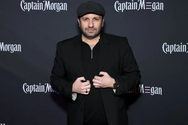 Imagem mostra o ator e fotógrafo Brad Everett Young em um tapete vermelho de evento nos EUA