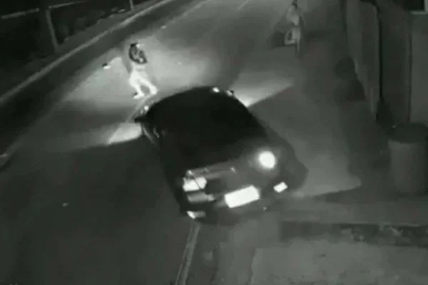 Motorista de aplicativo “atropela” ladrões e foge de assalto
