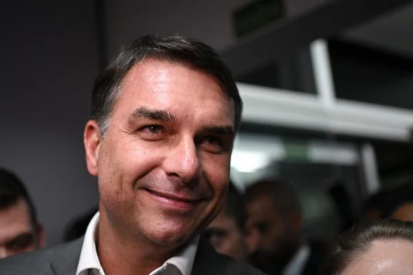 Senador e candidato a Presidencia da Republica, Flavio Bolsonaro, chega sede nacional do Republicanos em Brasilia metropoles