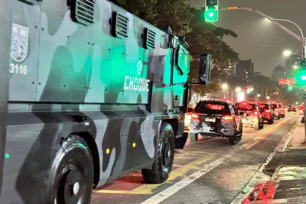 Imagem mostra caminhão do Choque - Metrópoles