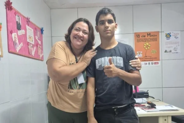 Foto colorida conselheira tutelar Verônica Oliveira ao lado de Gerson e Melo Machado, conhecido como Vaqueirinho - Metrópoles