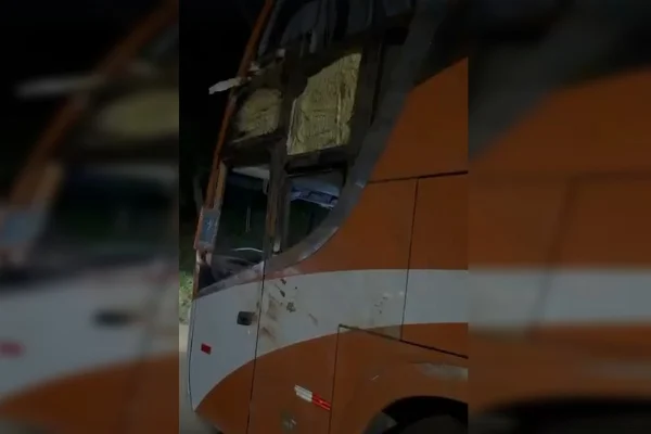 Após deixar 22 feridos, ônibus que tombou na Bahia é flagrado rodando