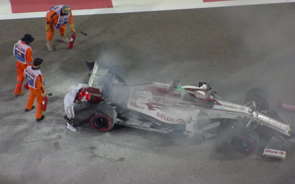 Carro de Raikkonen queimado