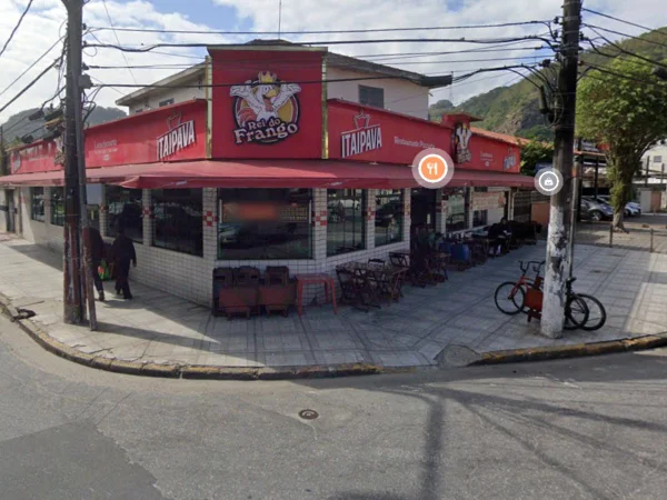 Foto colorida mostra fachada do Rei do Frango a Passarinho, onde casal aplicou golpe - Metrópoles