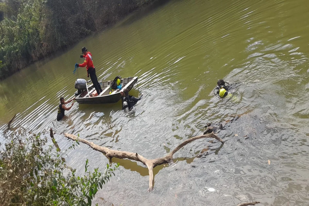 Bombeiros realizaram buscas no Rio Verde após o homem desaparecer durante a tentativa de travessia Bombeiros realizaram buscas no Rio Verde após o homem desaparecer durante a tentativa de travessia