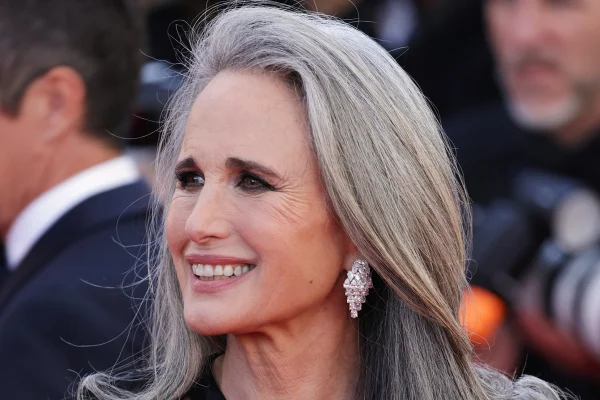 Andie MacDowell torna grisalho a “cor mais quente” da temporada