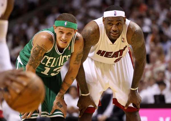 Ex-companheiro de LeBron que vivia nas ruas consegue emprego em clínica