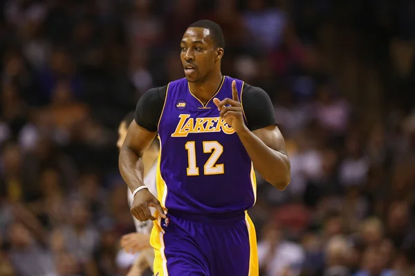 Dwight Howard volta aos Los Angeles Lakers e assina por uma temporada