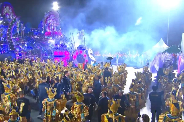 Imagem mostra desfile - Metrópoles