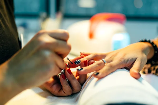Seis cores de esmalte em alta no outono-inverno para apostar já