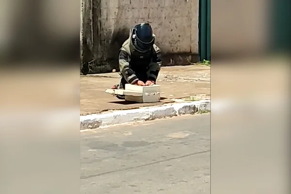 militar desarma bomba