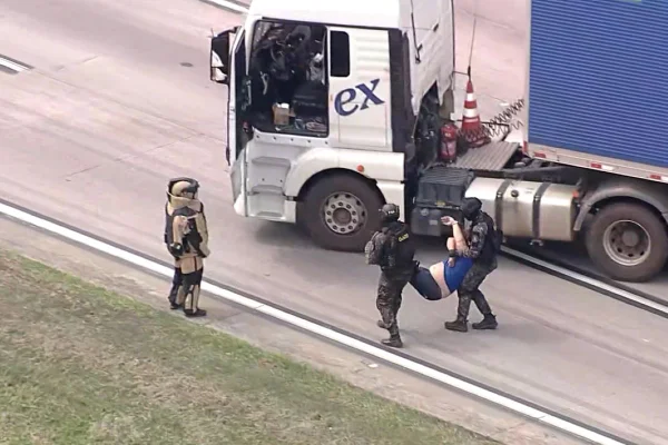 Após 4h, motorista de caminhão desmaia ao ser resgatado pelo Gate