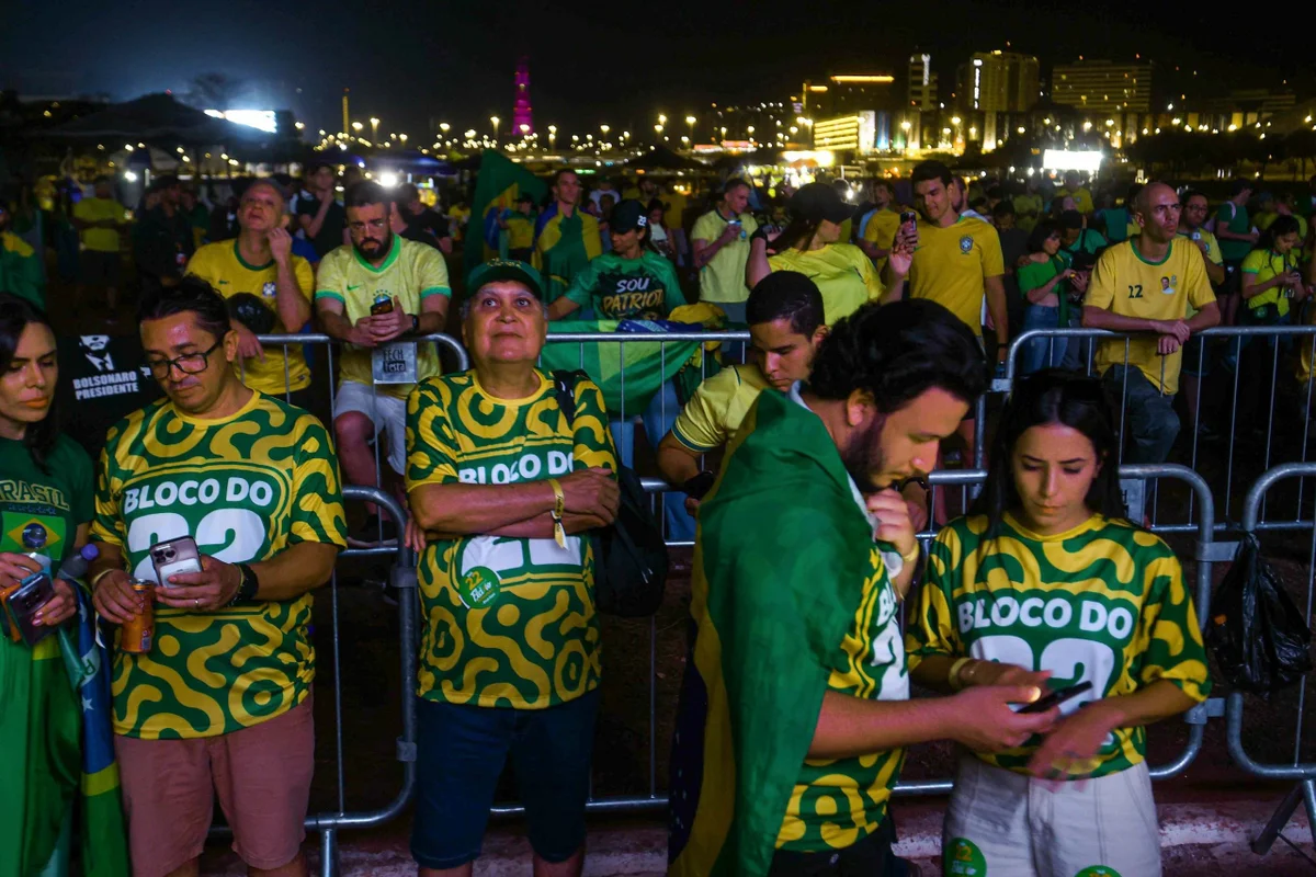 Grupo acompanha a apuração dos votos Grupo acompanha a apuração dos votos