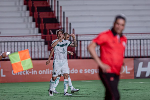 Goiás vence o Atlético-GO